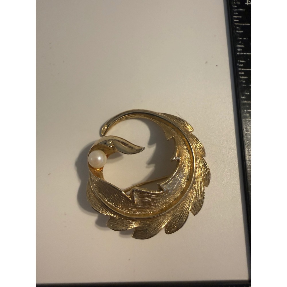 Vintage Gold Tone Textured Leaf Wreath Brooch with Faux Pearl Accent‎ Pin